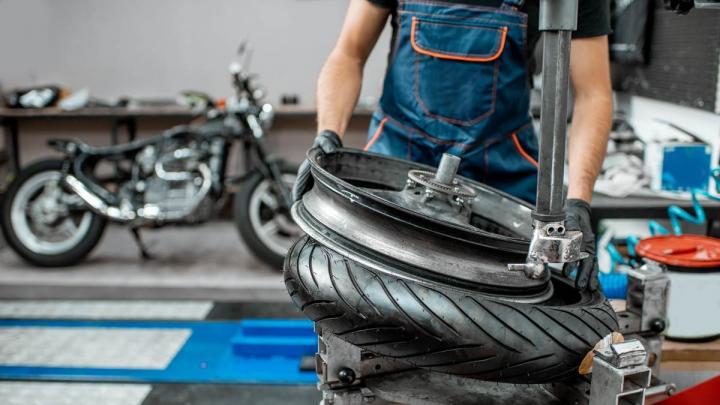 Kunci Keselamatan Berkendara Tips Memilih Ban Motor Yang Cocok Untuk Musim Hujan