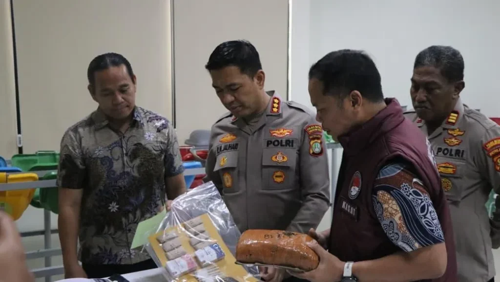 Jaringan Narkoba Terkuak Kegugupan Pengendara Di Razia Malam Ungkap Penemuan Lebih Dari Sekilo Ganja Di Tangerang